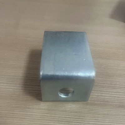 Connettori con supporti angolari galvanizzati senza cuciture per cornici sismiche